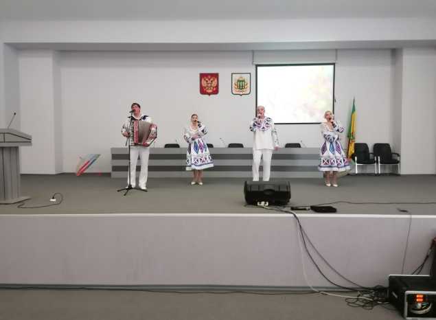 Ансамбль «Горница» выступил с праздничным концертом